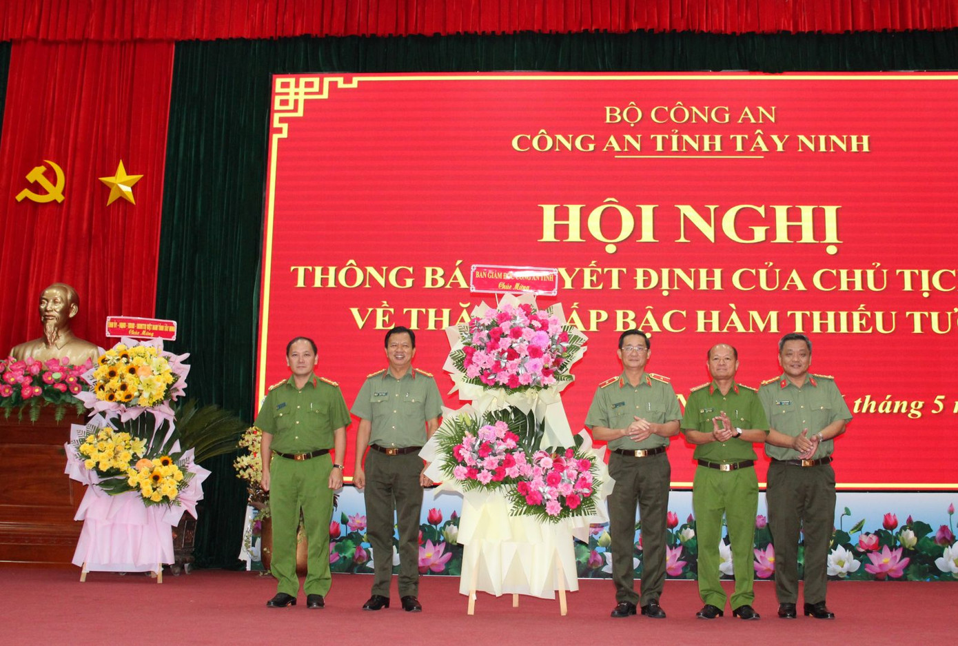 Ban Giám đốc Công an tỉnh tặng hoa chúc mừng Thiếu tướng Nguyễn Văn Trãi. Ảnh: Báo Tây Ninh Ban Giám đốc Công an tỉnh tặng hoa chúc mừng Thiếu tướng Nguyễn Văn Trãi. Ảnh: Báo Tây Ninh