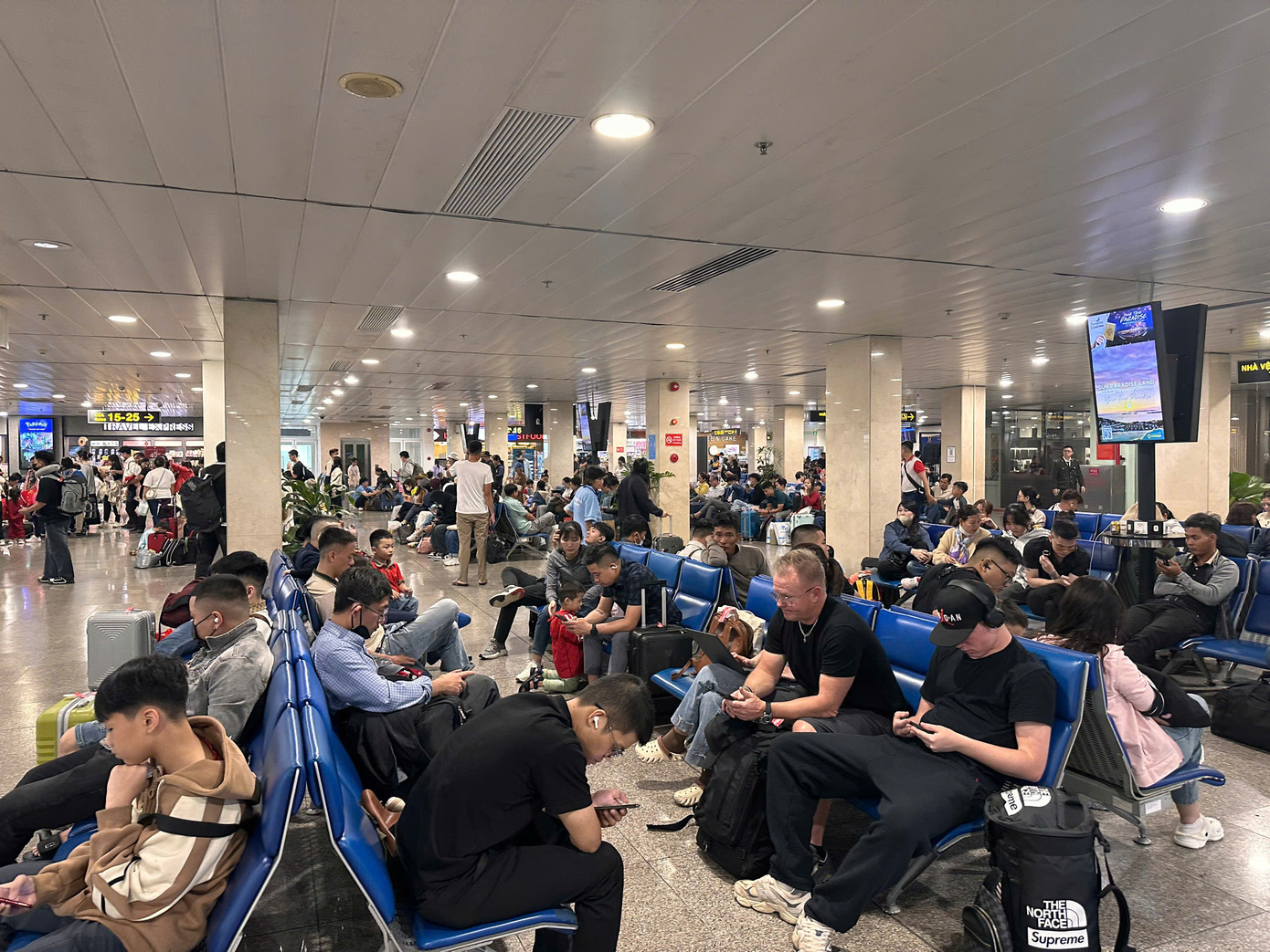 Trong đó, ga trong nước có hơn 86.000 hành khách (khách đến gần 25.000 lượt và khách đi hơn 61.000 lượt), ga quốc tế có hơn 54.000 lượt hành khách (khách đi và đến gần xấp xỉ với khoảng hơn 27.000 khách).