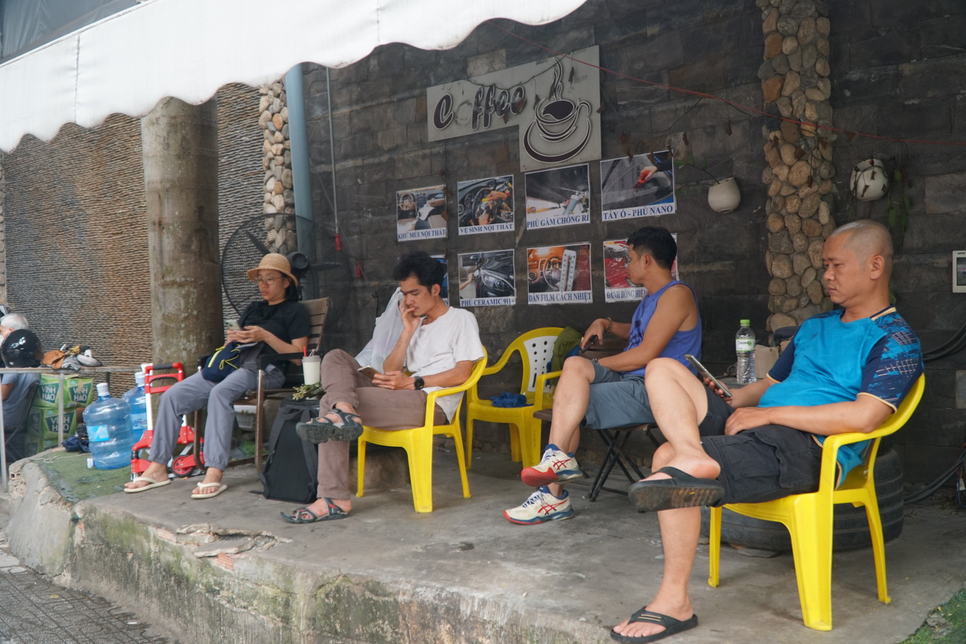 Vì số lượng khách tăng đột biến những ngày cuối năm nên nhiều khách hàng phải ngồi chờ đợi tới lượt để rửa "xế cưng".