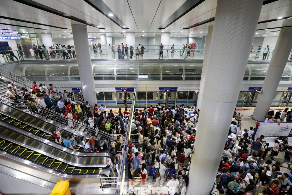 Tuyến Metro số 1 có nhiều thời điểm rơi vào tình trạng quá tải vì lượng khách quá đông. Ảnh: Duy Anh