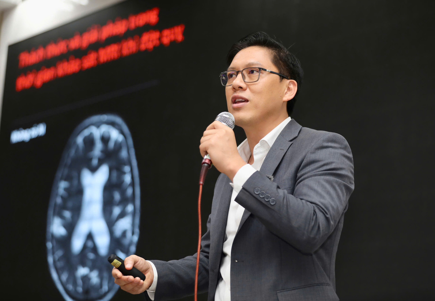 Ông Võ Hoàng Trí - Giám đốc Vận hành Siemens Healthineers Việt Nam - trình bày tham luận tại hội thảo. Ảnh: Duy Anh. Ông Võ Hoàng Trí - Giám đốc Vận hành Siemens Healthineers Việt Nam - trình bày tham luận tại hội thảo. Ảnh: Duy Anh.