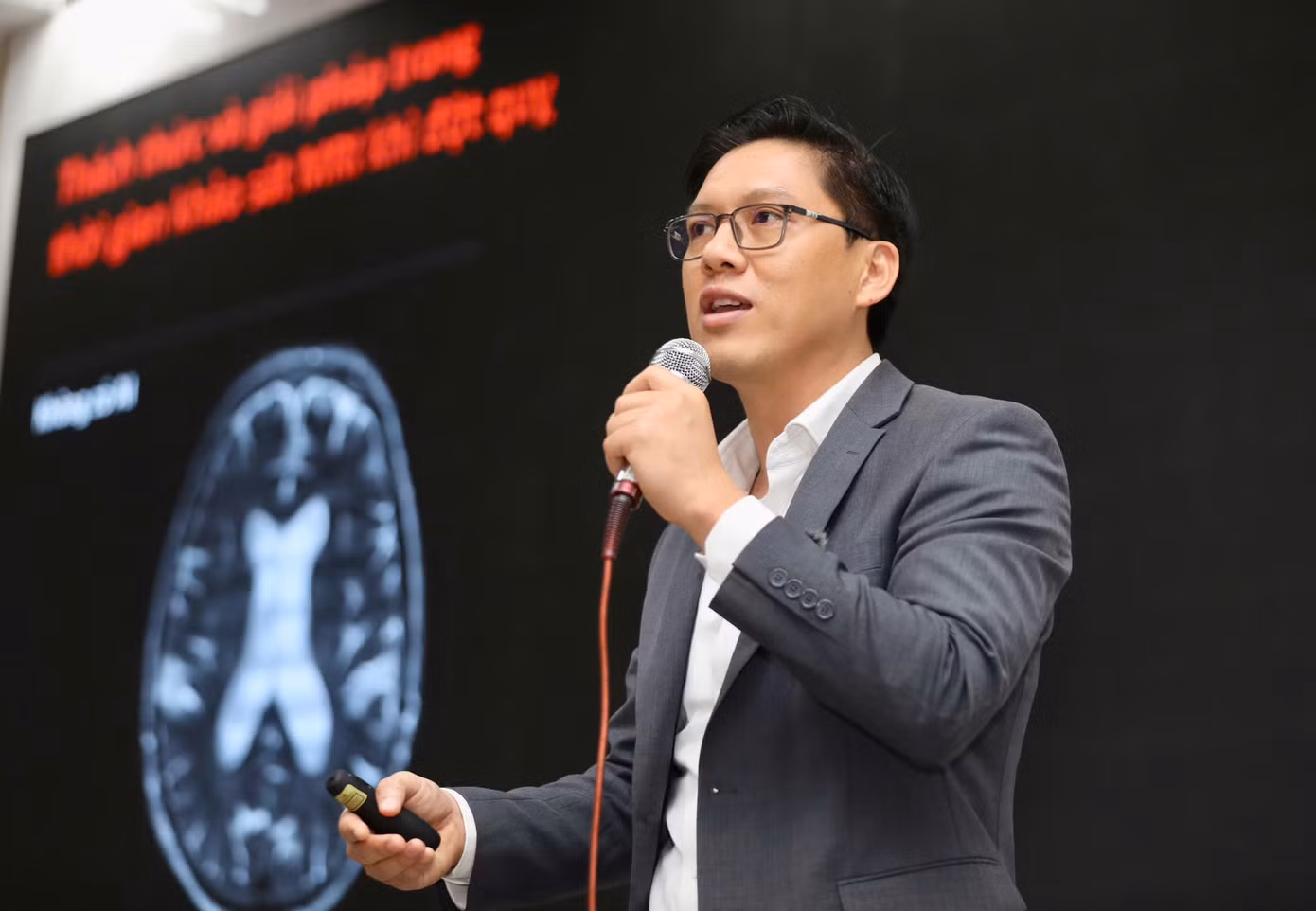 Ông Võ Hoàng Trí - Giám đốc Vận hành Siemens Healthineers Việt Nam - trình bày tham luận tại hội thảo. Ảnh: Duy Anh.