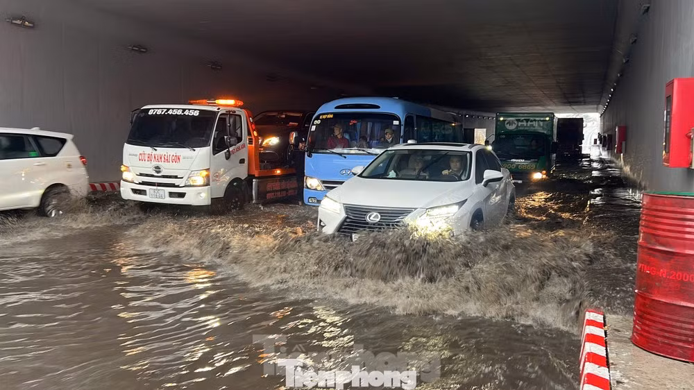 Một đoạn khoảng 50m nhánh hầm chui Nguyễn Văn Linh - Nguyễn Hữu Thọ (hướng quốc lộ 1 đi Tân Thuận) bị ngập. Ảnh: M.H