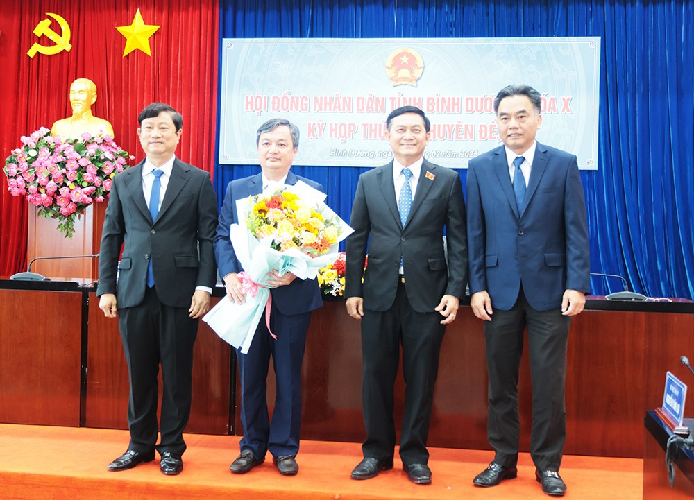 Ông Bùi Minh Trí (cầm hoa) giữ chức Phó chủ tịch UBND tỉnh Bình Dương