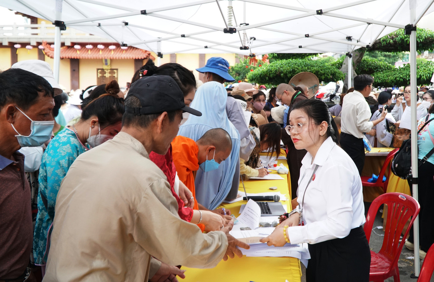 Người dân, phật tử khi đi vào xem xá lợi phải đi qua các khâu kiểm tra an ninh, mang túi bọc giày, không mang điện thoại vào khu vực.