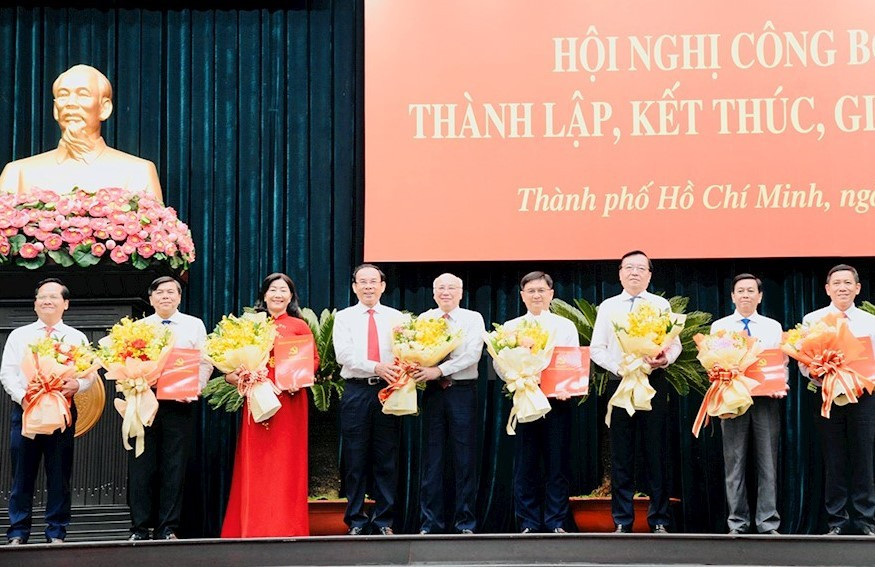 Bí thư thành ủy TPHCM Nguyễn Văn Nên trao hoa chúc mừng các lãnh đạo Ban Tuyên giáo và Dân vận Thành ủy TPHCM. Ảnh: Thành ủy TPHCM Bí thư thành ủy TPHCM Nguyễn Văn Nên trao hoa chúc mừng các lãnh đạo Ban Tuyên giáo và Dân vận Thành ủy TPHCM. Ảnh: Thành ủy TPHCM