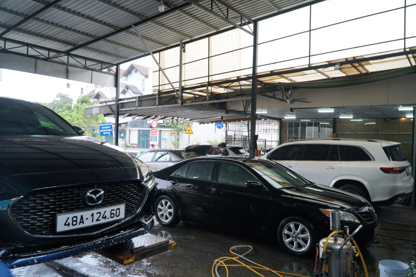 Các tiệm rửa xe tấp nập khách từ sáng đến tối mịt, giúp các chủ tiệm và nhân viên có thêm thu nhập.