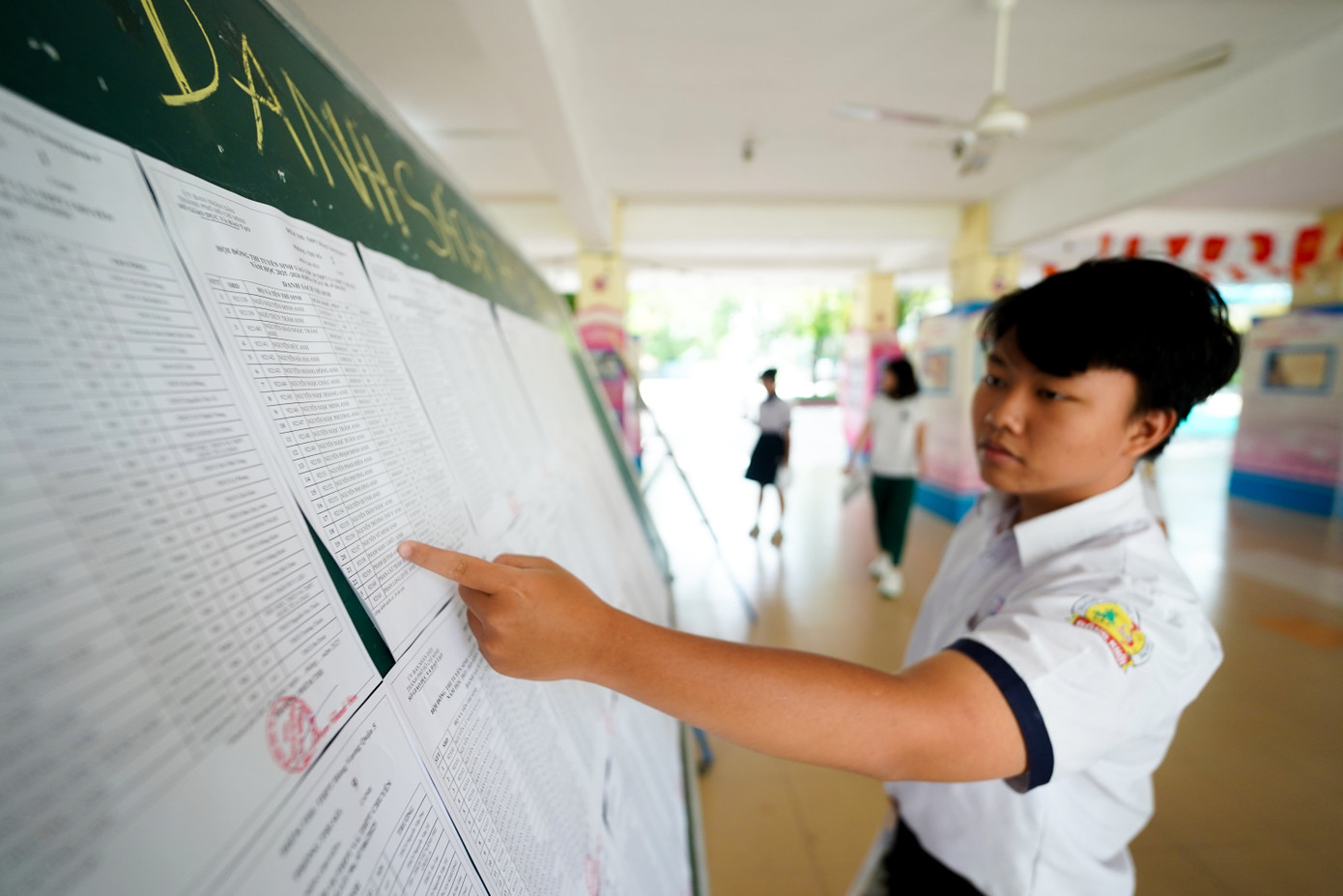 Các thí sinh đến sớm để kiểm tra phòng thi, số báo danh và nghe giám thị phổ biến quy chế thi.