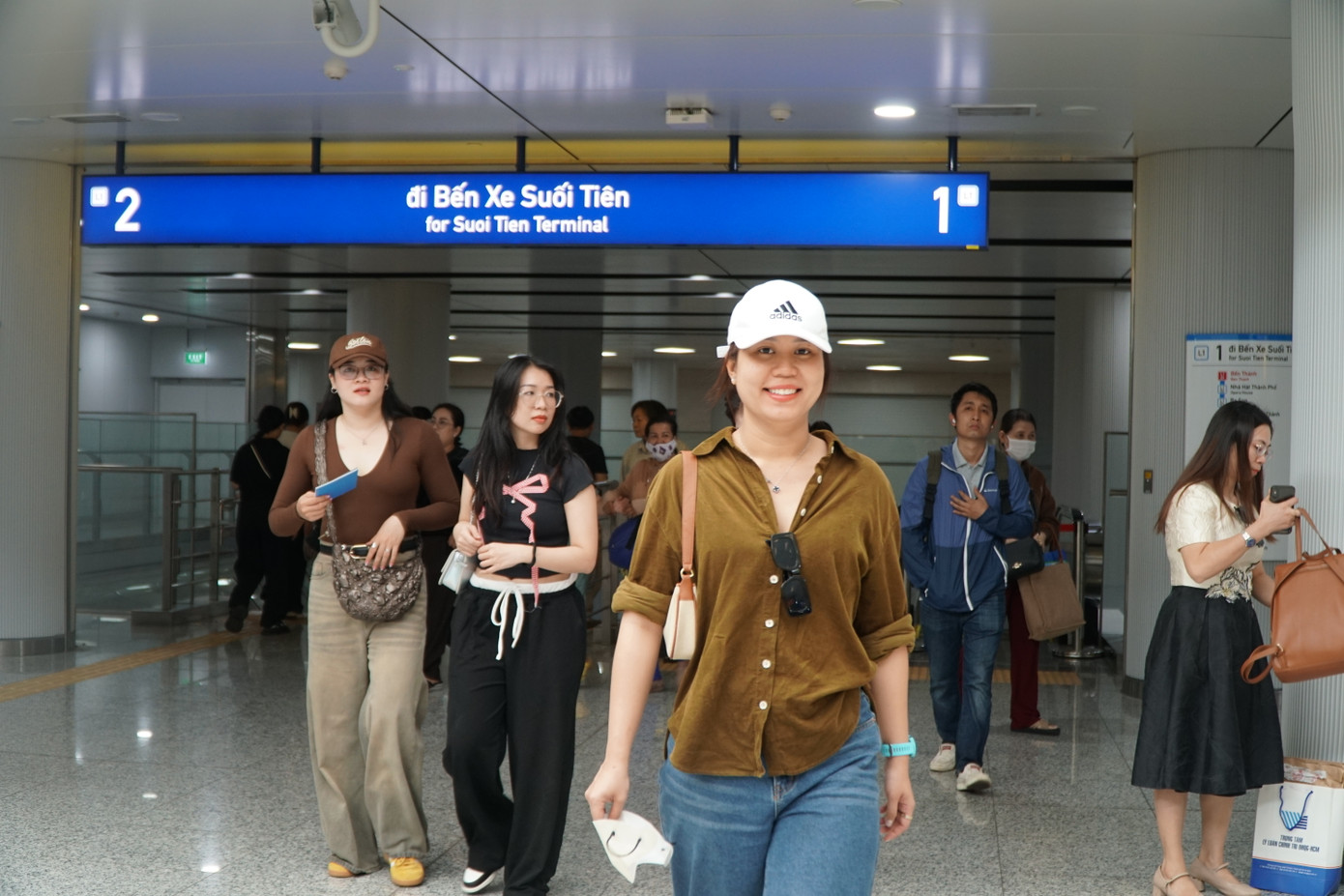 Sau 30 ngày đi miễn phí, từ sáng 21/1, hành khách đi metro số 1 TPHCM bắt đầu trả phí.