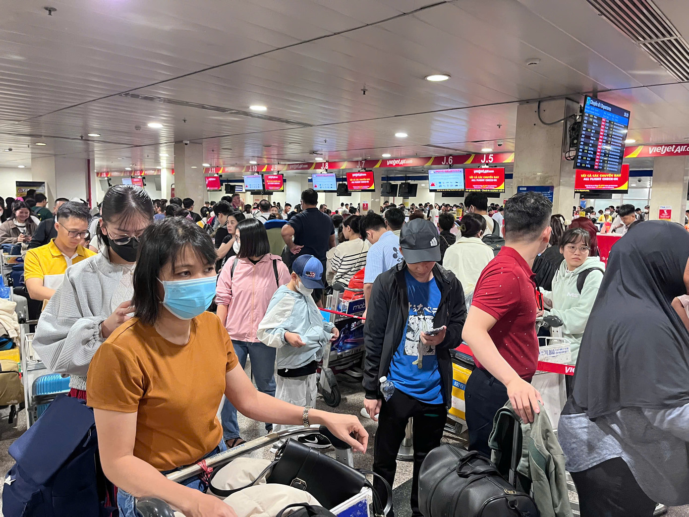 Trong đợt cao điểm Tết này, Cảng Hàng không quốc tế Tân Sơn Nhất tối ưu hóa các quy trình khai thác, điều chỉnh khai thác theo hướng linh hoạt và tập trung vào các giải pháp đột phá giúp cải thiện năng lực thông qua chuyển đổi số.