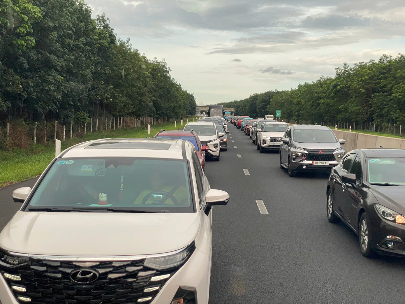 Ô tô đông đúc, di chuyển chậm trên cao tốc TPHCM - Long Thành (đoạn từ cầu Nước Trong đến cầu Long Thành)