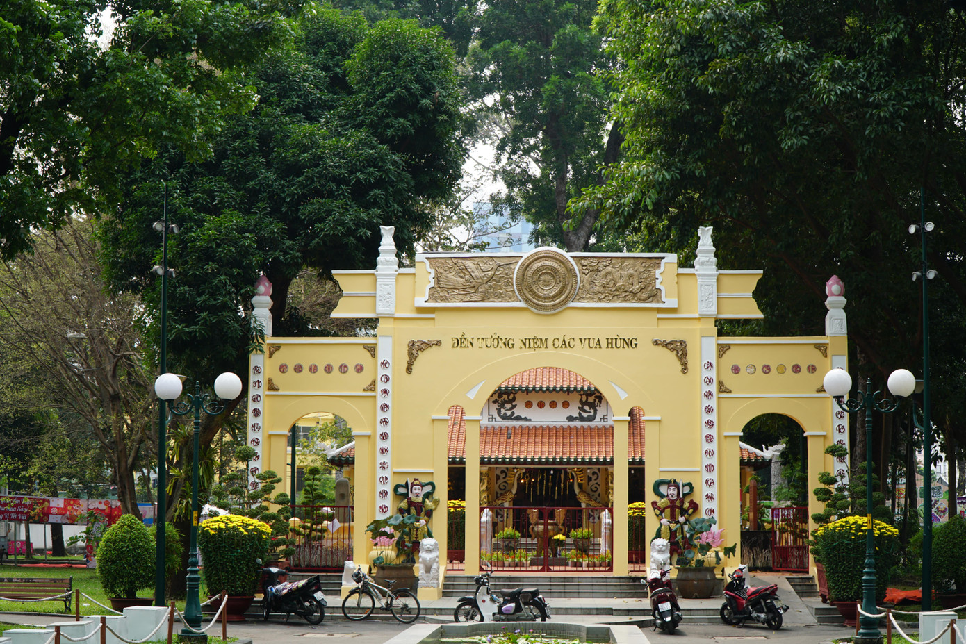 Khu vực đền tưởng niệm các vua Hùng nằm trong khuôn viên công viên. Nơi đây được bày trí trang nghiêm trước thềm Tết Nguyên đán.