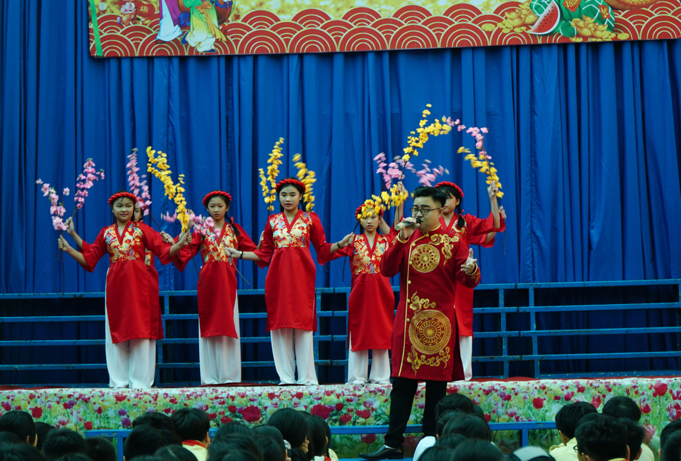 Không khí tại Trường THCS Phan Tây Hồ (quận Gò Vấp) cũng vô cùng náo nhiệt. Hơn 2.500 học sinh 4 khối lớp cùng nhau trình diễn trang phục dân tộc và biểu diễn các tiết mục văn nghệ đậm sắc xuân.