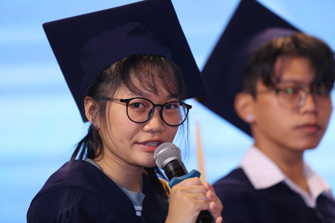 Trần Ngọc Anh Thy, sinh viên năm nhất khoa Quản trị Kinh doanh Đại học Thủ Dầu Một chia sẻ tại chương trình.