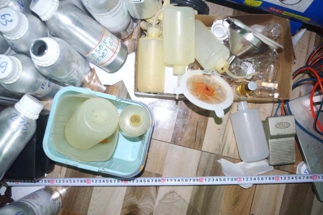 Hóa chất, chai, lọ đều được đặt mua trên mạng xã hội Hóa chất, chai, lọ đều được đặt mua trên mạng xã hội