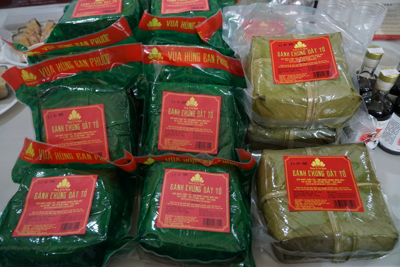 Sản phẩm bánh chưng đất Tổ với các nguyên liệu từ Phú Thọ đưa vào TPHCM. Đại diện chủ doanh nghiệp cho biết đây là sản phẩm OCOP 3 sao. Hợp tác xã Nông Thương Đất Tổ cung cấp hàng nghìn chiếc bánh chưng Đất Tổ ra thị trường mỗi ngày, mang lại nguồn thu nhập không nhỏ cho người dân địa phương. "Để đem đến sản phẩm có chất lượng tốt nhất cho khách hàng ở TPHCM, chúng tôi vận chuyển nếp nhung, lá dong và các nguyên liệu vào TPHCM để nấu trực tiếp. Vì cận Tết nên lượng khách mua rất đông", đại diện doanh nghiệp nói.