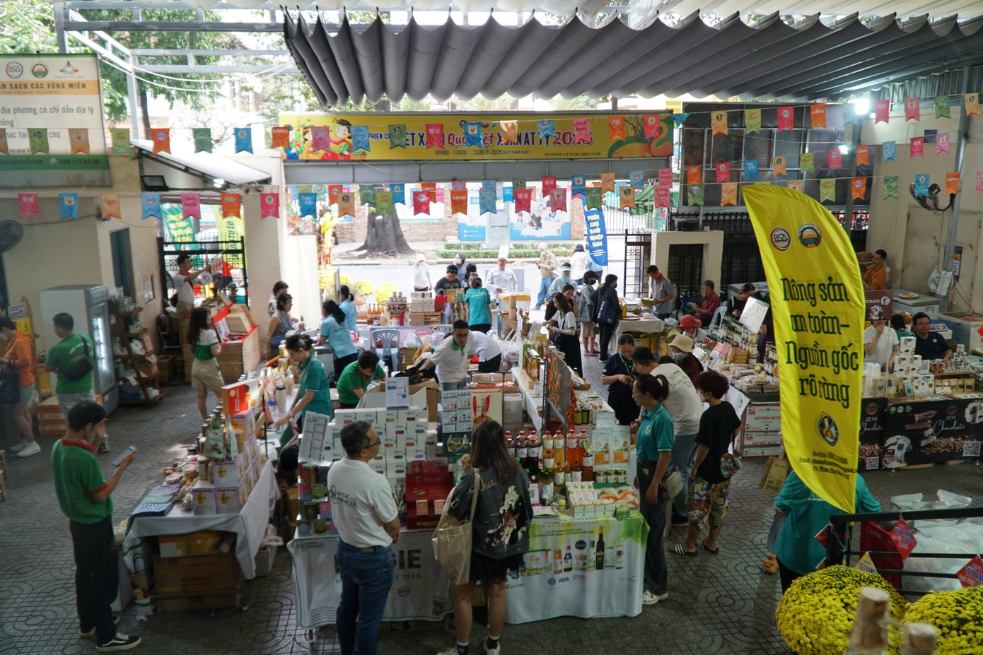 Phiên chợ Tết Xanh - Quà Việt năm 2025 vừa được mở cửa từ ngày 23/1, thu hút các doanh nông từ 49 tỉnh, thành trên cả nước đem những sản phẩm địa phương độc đáo đến tiếp thị người dân TPHCM.