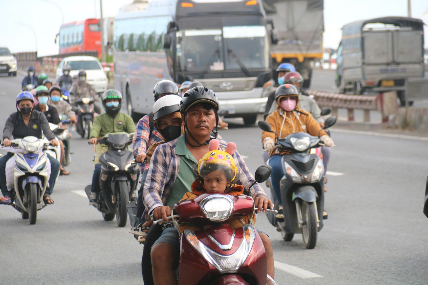 Nhiều người mang bao tay, mặc áo chống nắng, mang theo nước uống bên mình để chống chọi với quãng đường di chuyển nắng nóng.