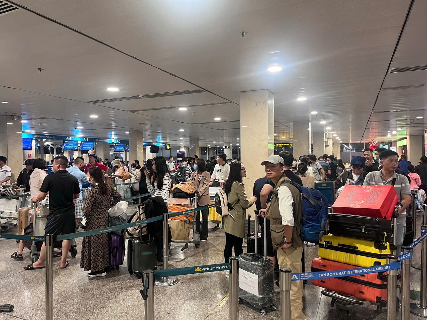 Ghi nhận của PV Tiền Phong vào đêm 26/1 (27 tháng Chạp), sân bay Tân Sơn Nhất có khá nhiều hành khách làm thủ tục bay nhưng không đông như những ngày trước. Ghi nhận của PV Tiền Phong vào đêm 26/1 (27 tháng Chạp), sân bay Tân Sơn Nhất có khá nhiều hành khách làm thủ tục bay nhưng không đông như những ngày trước.