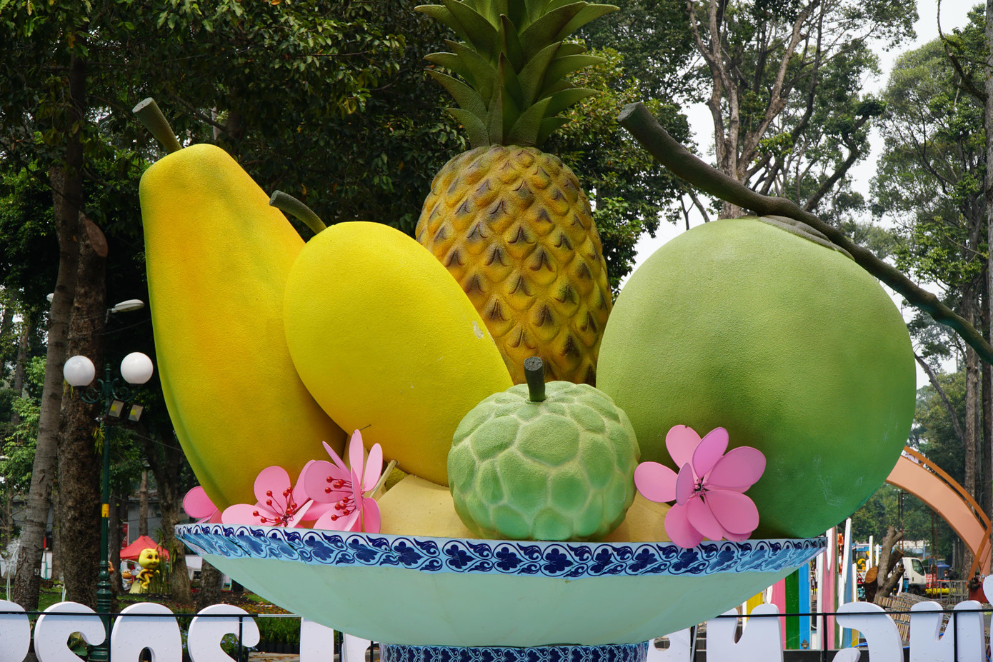 Hình ảnh mâm ngũ quả khổng lồ mang ước nguyện bình an, sung túc - một trong những truyền thống của gia đình Việt trong ngày Tết.