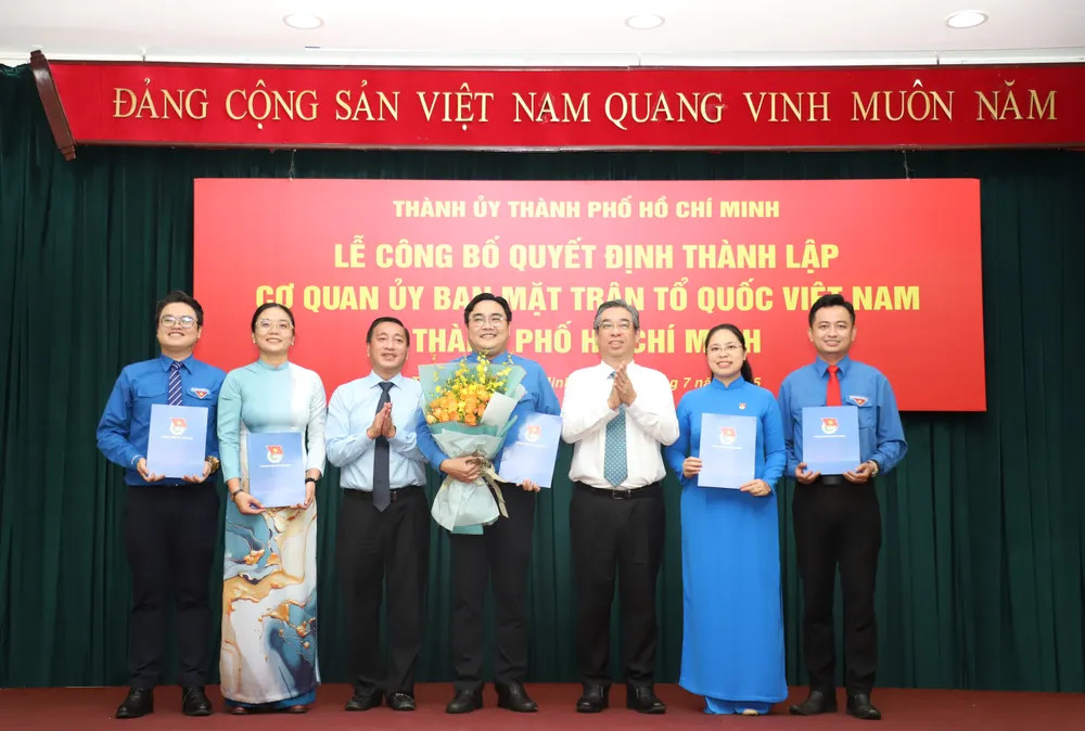 Phó Bí thư Thành ủy, Chủ tịch Ủy ban MTTQ Việt Nam TPHCM Nguyễn Phước Lộc (thứ 3 từ phải qua) cùng Phó chủ tịch HĐND TPHCM Phạm Thành Kiên trao quyết định cho anh Ngô Minh Hải (giữa) cùng các Phó Bí thư Thành Đoàn TPHCM. Ảnh: Ngô Tùng Phó Bí thư Thành ủy, Chủ tịch Ủy ban MTTQ Việt Nam TPHCM Nguyễn Phước Lộc (thứ 3 từ phải qua) cùng Phó chủ tịch HĐND TPHCM Phạm Thành Kiên trao quyết định cho anh Ngô Minh Hải (giữa) cùng các Phó Bí thư Thành Đoàn TPHCM. Ảnh: Ngô Tùng