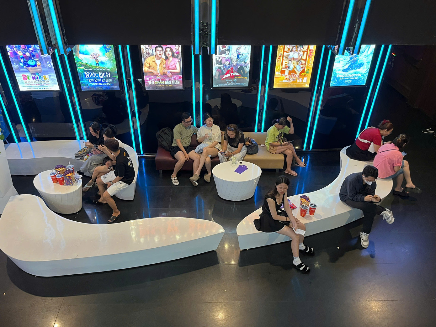 Khán giả chờ vào phòng chiếu phim của một suất chiếu buổi chiều tại rạp Cinestar Quốc Thanh. Chị Thanh Thủy (quận Bình Thạnh) cho biết, chị đã đặt trước 4 vé xem phim từ 2 ngày trước để có chỗ ngồi ở những hàng ghế đẹp.