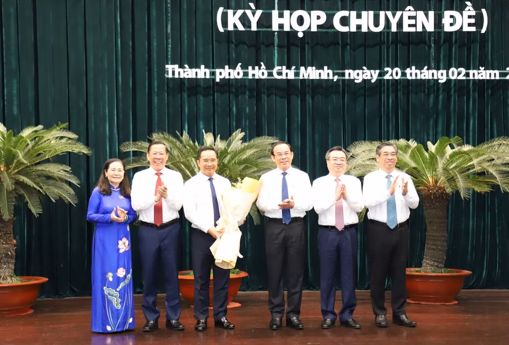 Thường trực Thành ủy, HĐND TPHCM chúc mừng ông Nguyễn Văn Được. Ảnh: Ngô Tùng