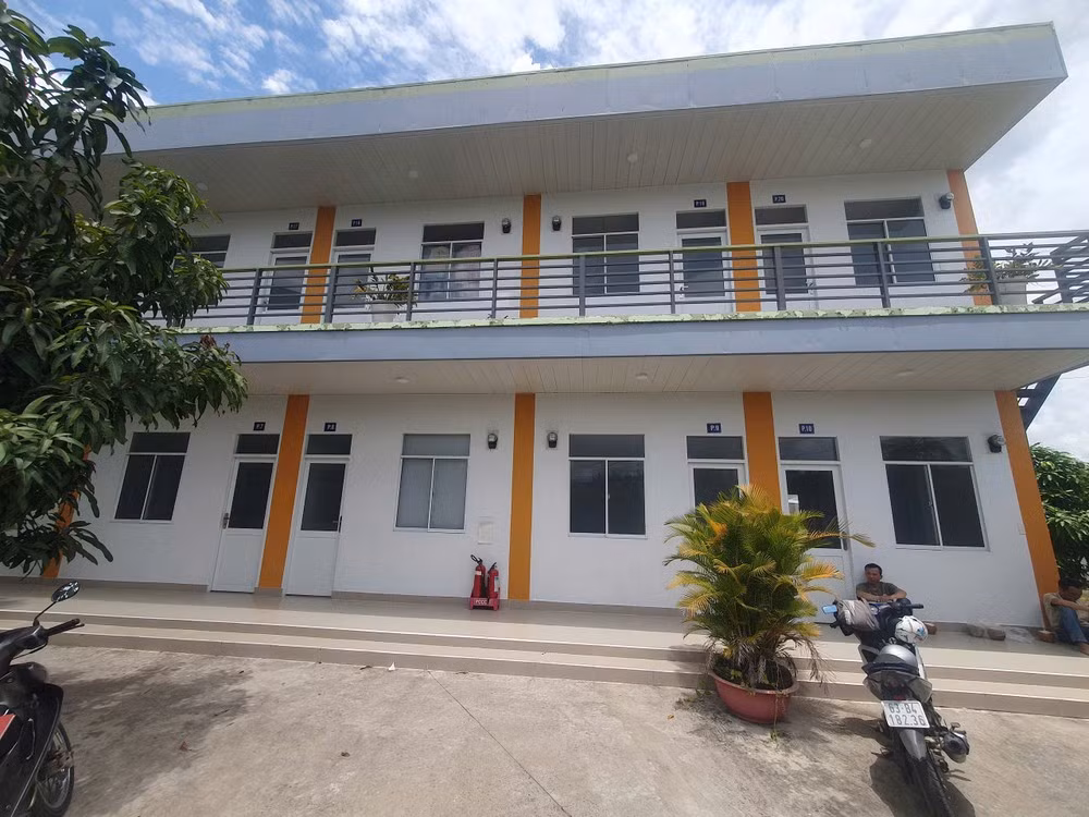 Dãy nhà tập thể nơi ông N. sinh sống. Dãy nhà tập thể nơi ông N. sinh sống.