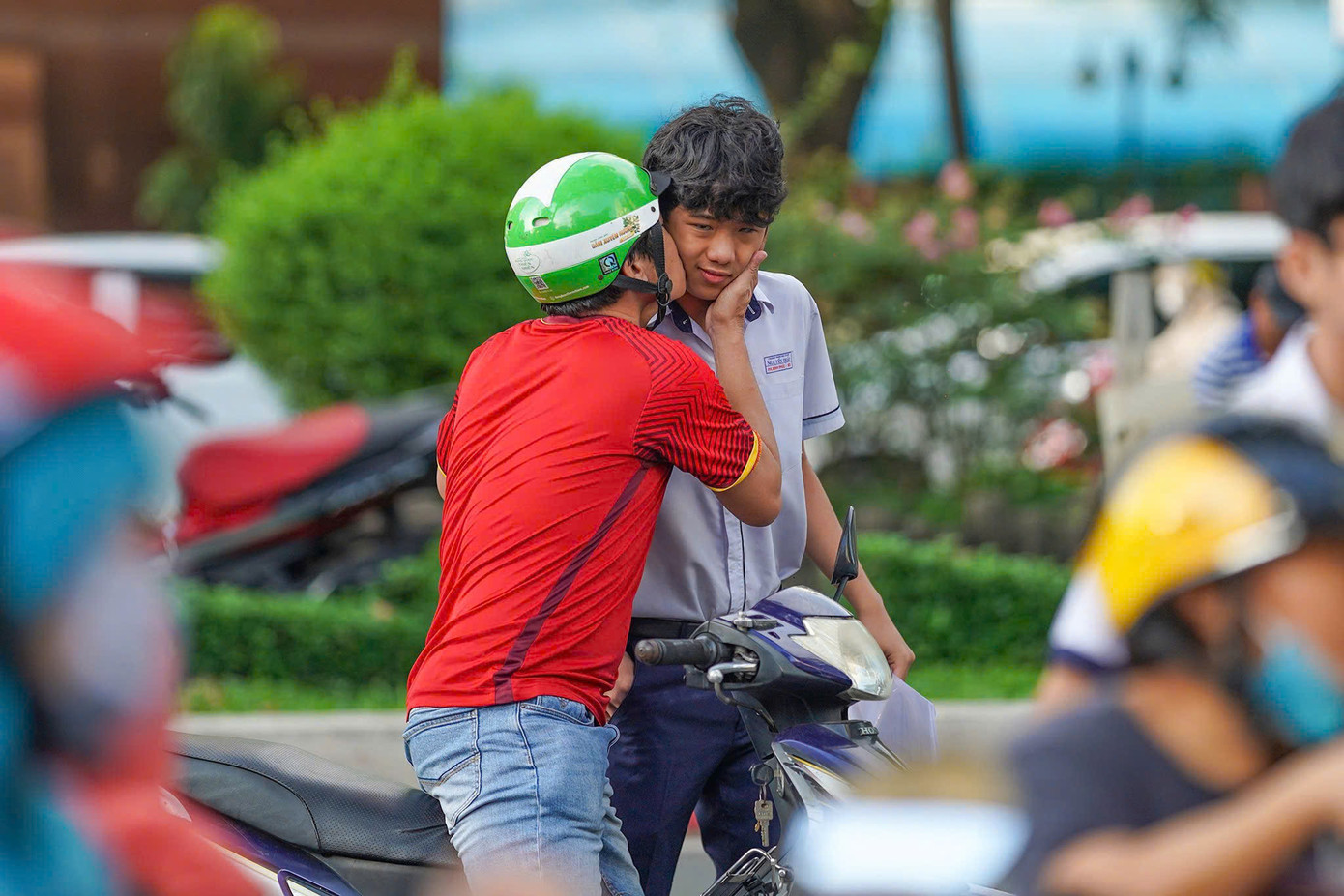 Bên ngoài điểm trường thi Trường THPT Hùng Vương (quận 5), một phụ huynh ôm hôn và động viên con trai trước khi bước vào kỳ thi.