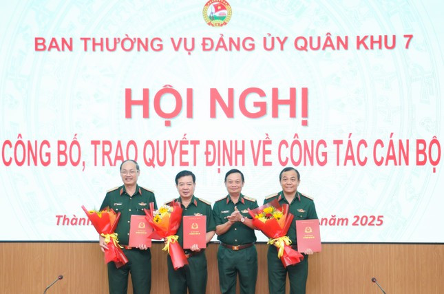 Chính ủy Quân khu 7 Trần Hoài Trung trao quyết định về công tác cán bộ cho các tướng lĩnh. Ảnh: Báo QK7 Chính ủy Quân khu 7 Trần Hoài Trung trao quyết định về công tác cán bộ cho các tướng lĩnh. Ảnh: Báo QK7