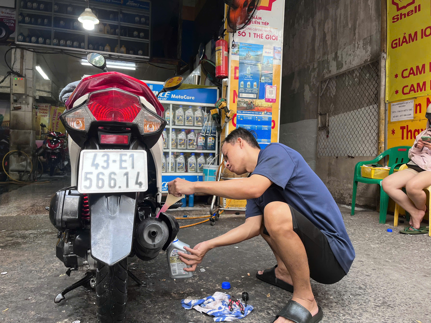 Cùng với việc rửa xe, nhiều khách hàng tranh thủ thay nhớt để xe vận hành trơn tru và an toàn hơn trong những ngày tết