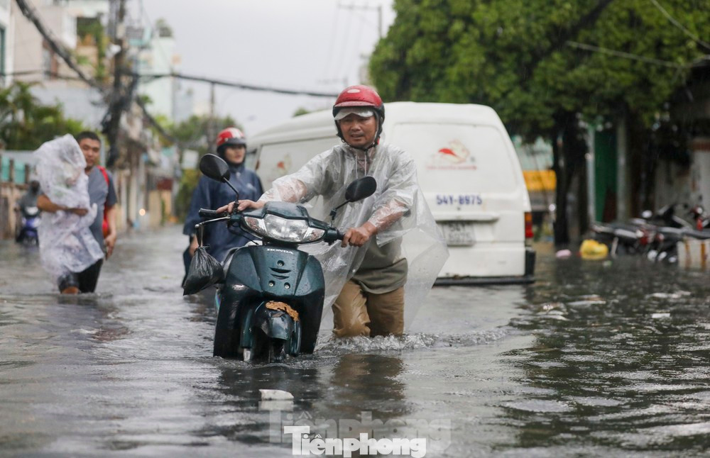 Khu vực đường Dương Văn Cam (đoạn gần chợ Thủ Đức) ngập nặng trong cơn mưa. Ảnh: Duy Anh Khu vực đường Dương Văn Cam (đoạn gần chợ Thủ Đức) ngập nặng trong cơn mưa. Ảnh: Duy Anh