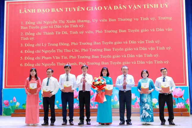 Bà Nguyễn Thị Xuân Hương, Ủy viên Ban Thường vụ Tỉnh ủy, Trưởng Ban Tuyên giáo và Dân vận Tỉnh ủy Tây Ninh (thứ 4 từ phải sang) nhận quyết định và hoa chúc mừng tại hội nghị.