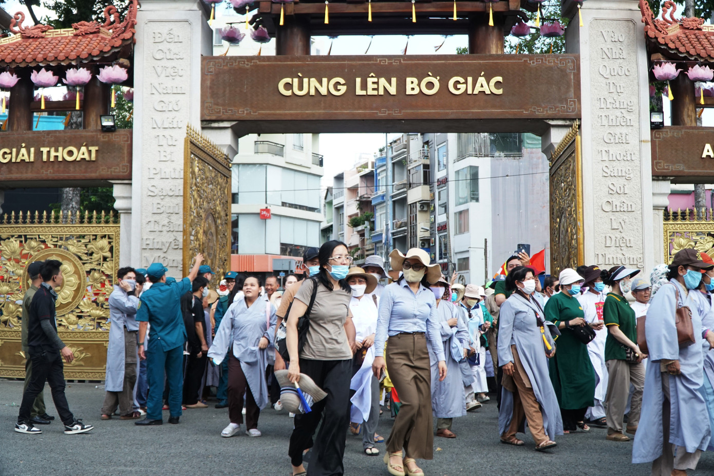 Từ 14h ngày 6/5, người dân có thể vào chiêm bái xá lợi trái tim Bồ tát Thích Quảng Đức. Hàng nghìn người dân đã có mặt từ sớm, xếp hàng để chờ tới lượt vào chiêm bái bất chấp nhiệt độ ngoài trời trên 35 độ C.