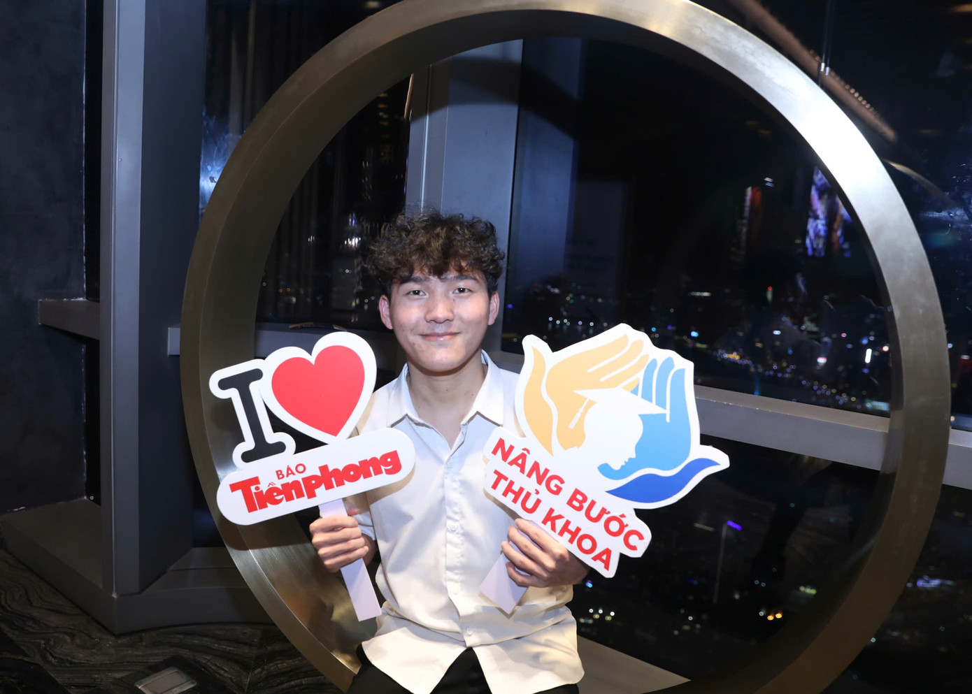 Sau ngày dài di chuyển, các em vẫn rạng rỡ, vui tươi trong suốt hành trình.