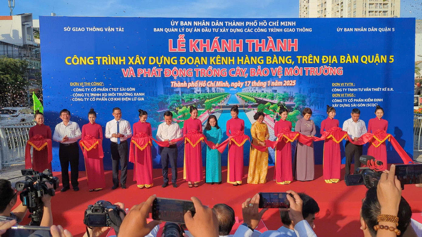 Kênh Hàng Bàng, dài 1,7km, nối từ kênh Tân Hóa - Lò Gốm (quận 6) đến kênh Tàu Hủ (quận 5), từng là tuyến thoát nước quan trọng nhưng đã bị bồi lấp, ô nhiễm nặng nề.