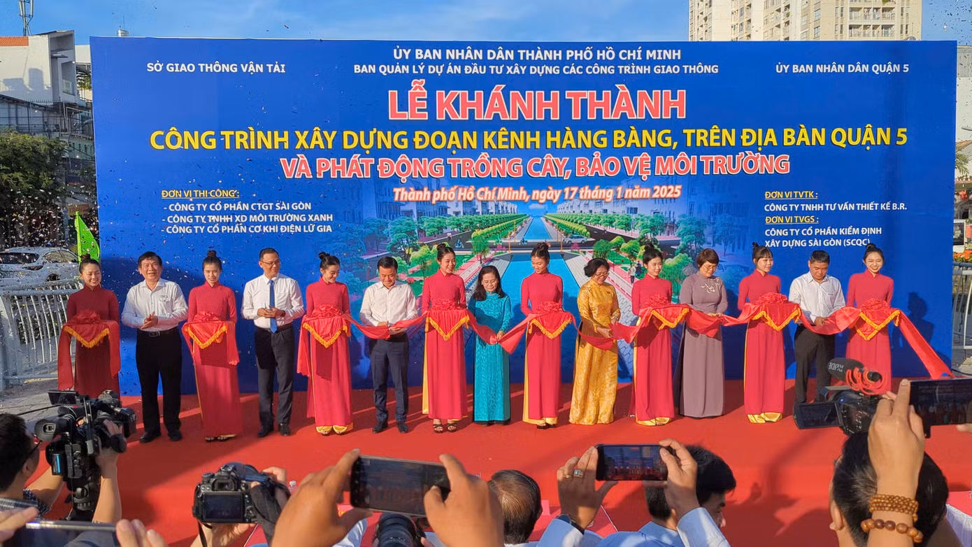 Kênh Hàng Bàng, dài 1,7km, nối từ kênh Tân Hóa - Lò Gốm (quận 6) đến kênh Tàu Hủ (quận 5), từng là tuyến thoát nước quan trọng nhưng đã bị bồi lấp, ô nhiễm nặng nề.