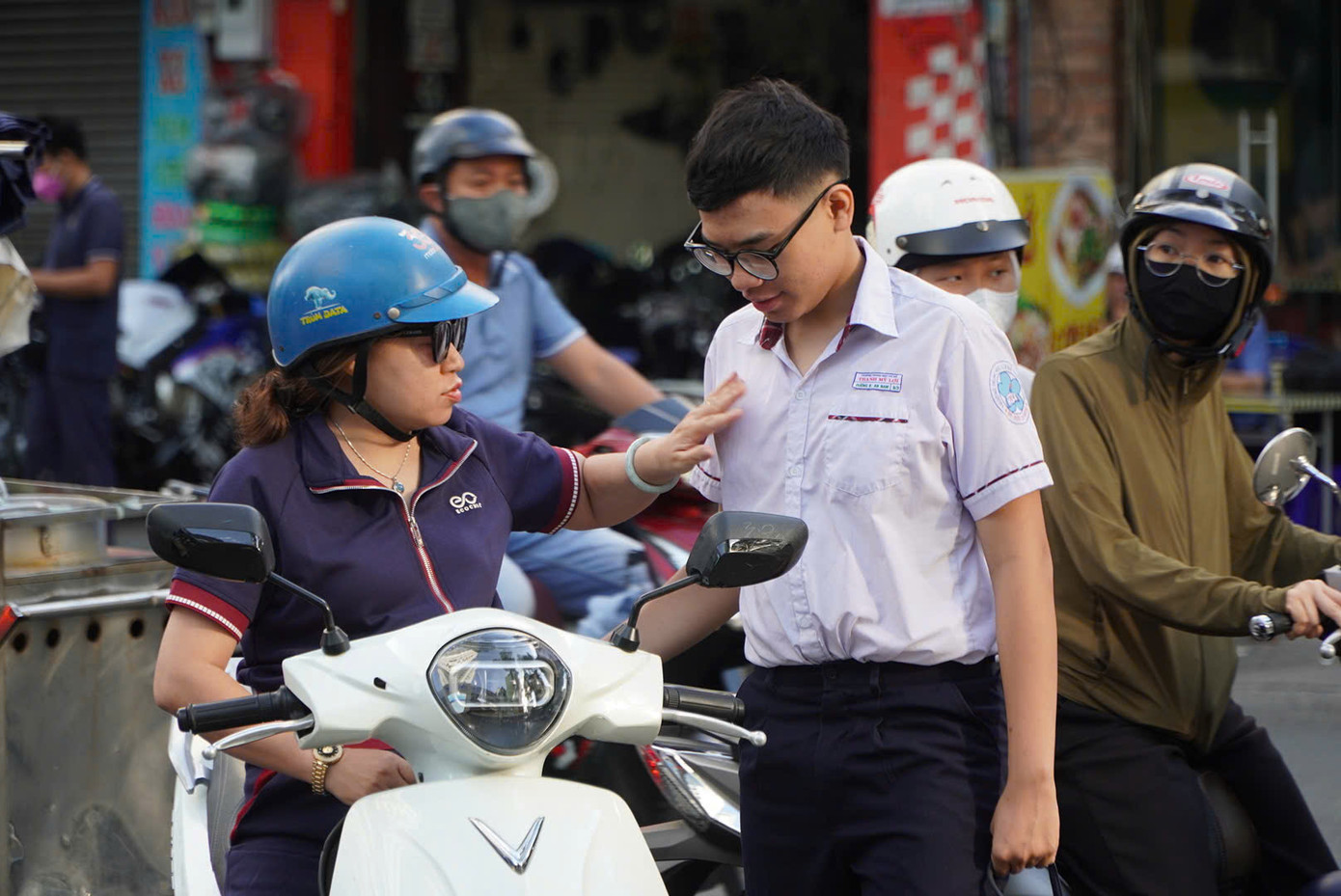 Nhiều người tranh thủ động viên con trước khi bước vào kỳ thi chuyển cấp quan trọng.