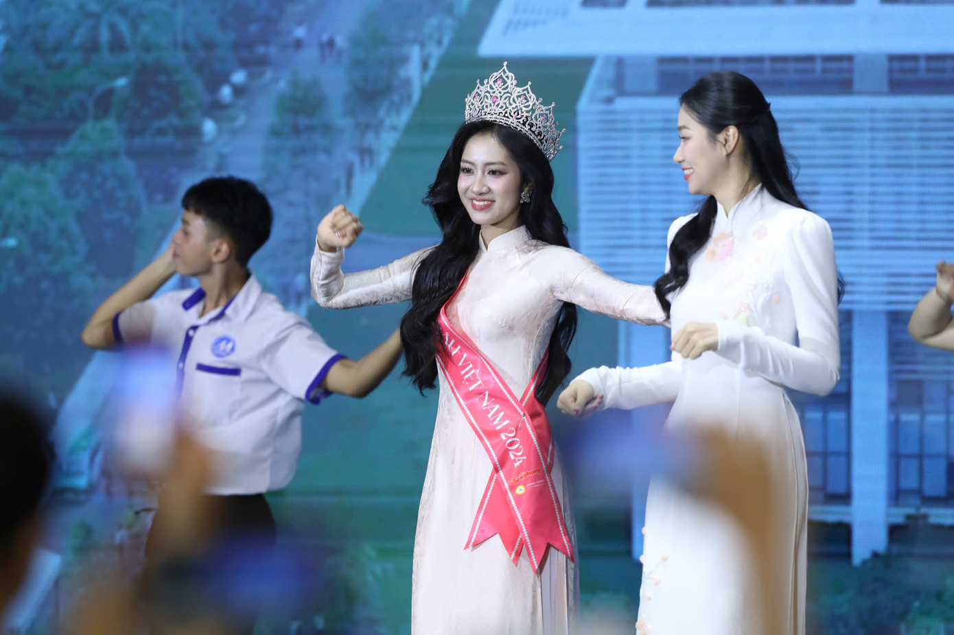 Hà Trúc Linh tham gia một tiết mục văn nghệ với các bạn học là sinh viên Trường ĐH Tài chính - Marketing. Ảnh: Phạm Nguyễn.