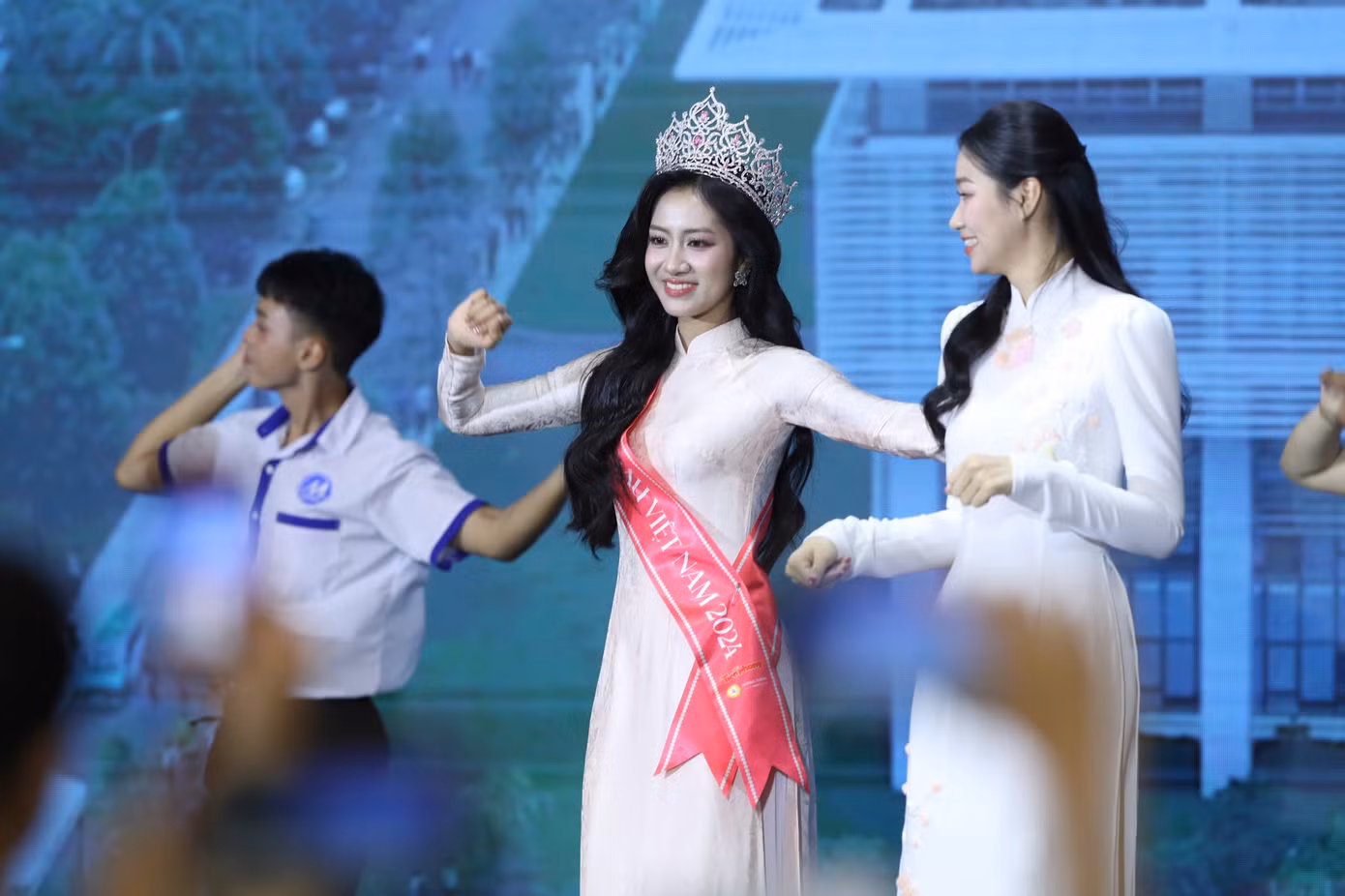 Hà Trúc Linh tham gia một tiết mục văn nghệ với các bạn học là sinh viên Trường ĐH Tài chính - Marketing. Ảnh: Phạm Nguyễn. Hà Trúc Linh tham gia một tiết mục văn nghệ với các bạn học là sinh viên Trường ĐH Tài chính - Marketing. Ảnh: Phạm Nguyễn.