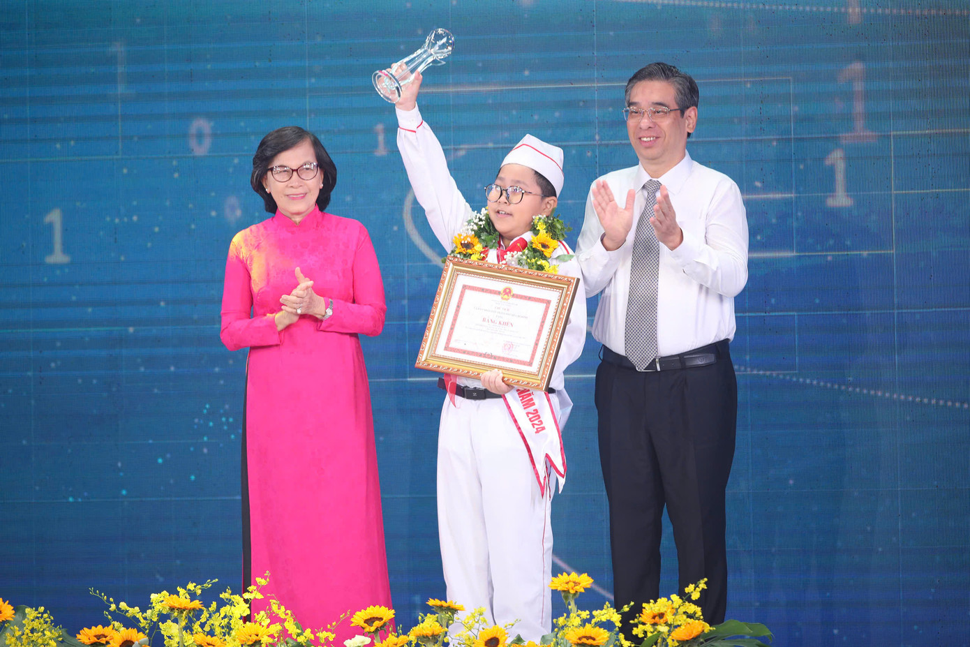 Cáp Hoàng Dũng nhận giải thưởng Công dân trẻ tiêu biểu TPHCM năm 2024. Ảnh: Nhân vật cung cấp Cáp Hoàng Dũng nhận giải thưởng Công dân trẻ tiêu biểu TPHCM năm 2024. Ảnh: Nhân vật cung cấp