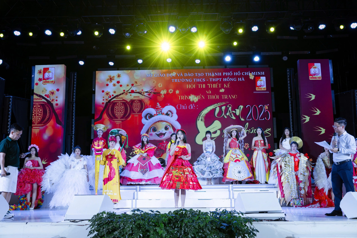 Hội xuân Trường THCS - THPT Hồng Hà (quận Gò Vấp) kết hợp giữa nghệ thuật, ẩm thực và thời trang. Học sinh nhà trường tự thiết kế các trang phục tái chế mang nhiều ý nghĩa về ngày Tết đoàn viên, sum họp, hướng về cội nguồn.