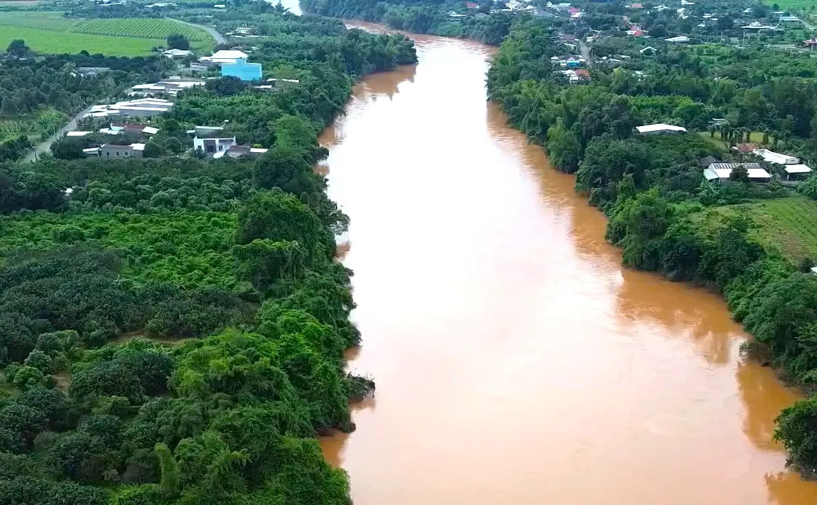 Sông Bé chảy qua các tỉnh Đắk Nông, Bình Phước, Bình Dương và Đồng Nai Sông Bé chảy qua các tỉnh Đắk Nông, Bình Phước, Bình Dương và Đồng Nai