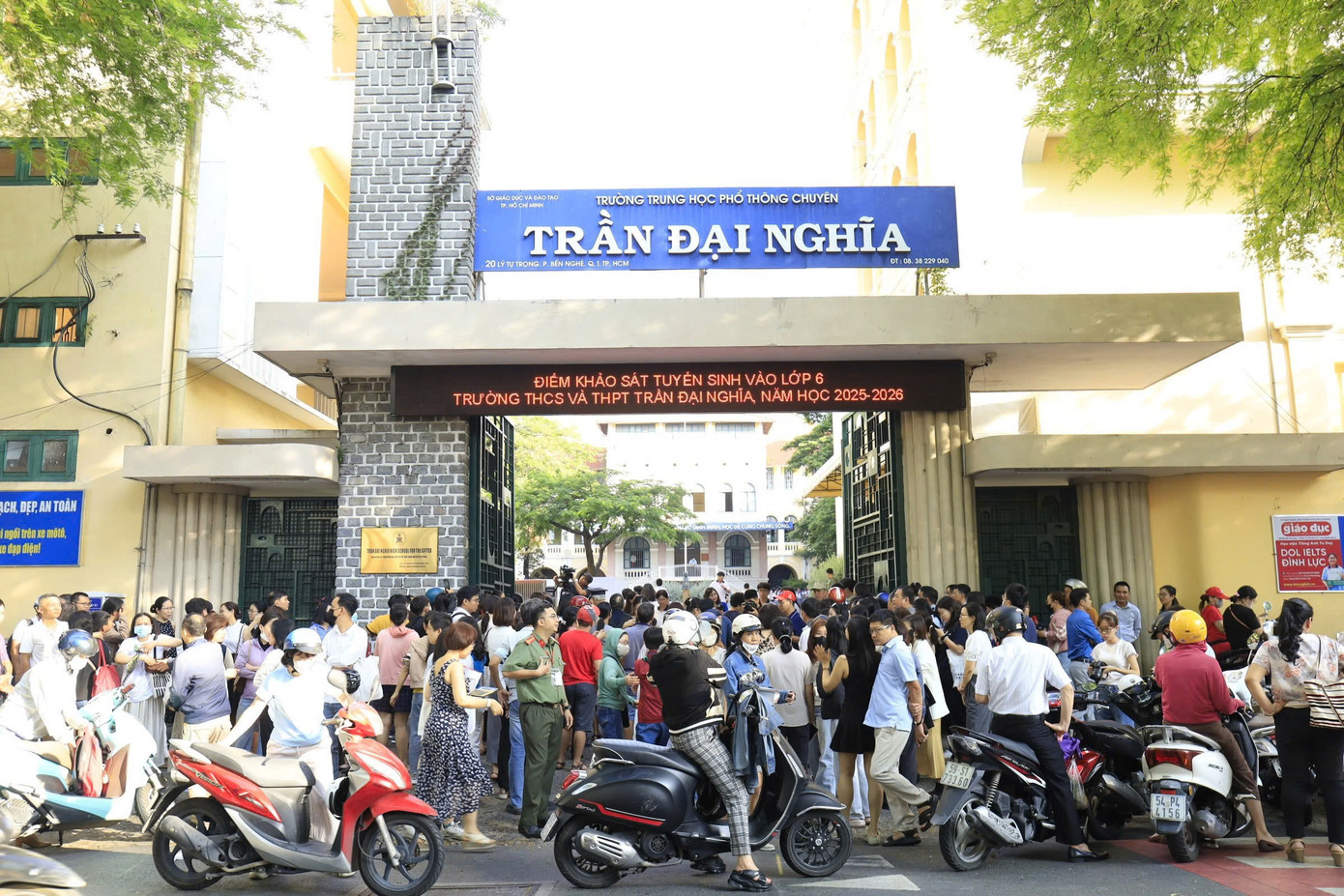 Sáng 16/6, gần 5.000 thí sinh tại TPHCM làm bài khảo sát lớp 6 Trường THCS-THPT Trần Đại Nghĩa năm học 2025-2026.