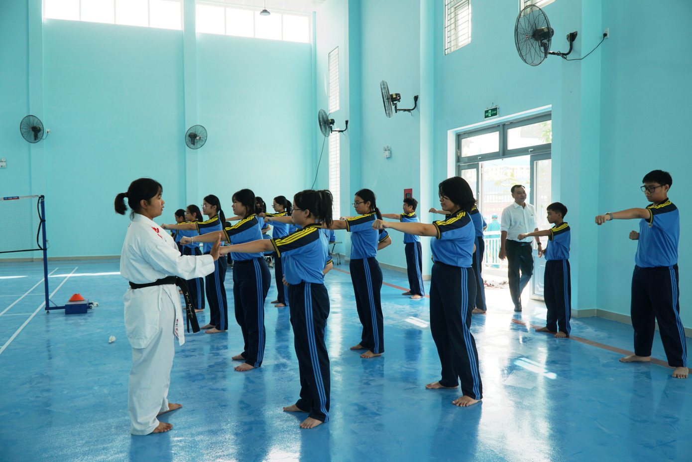 Trường tiểu học Hùng Vương có diện tích 9.434,5m2, kết cấu 1 trệt, 3 lầu với 30 phòng học, đầy đủ các phòng chức năng, có nhà thi đấu đa năng cho hơn 1.000 học sinh.