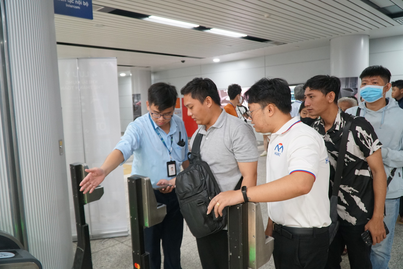 Dự kiến, từ ngày 24/1, hành khách có thể sử dụng mã QR từ ví điện tử MoMo hoặc thẻ ngân hàng Napas để thanh toán trực tiếp tại các cổng soát vé mà không cần phải xếp hàng mua vé lượt như trước.