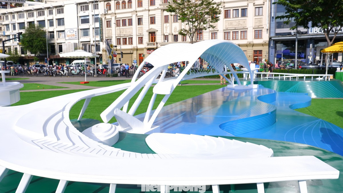 Mô hình thu nhỏ công trình cầu đi bộ qua sông Sài Gòn. Ảnh: Hữu Huy Mô hình thu nhỏ công trình cầu đi bộ qua sông Sài Gòn. Ảnh: Hữu Huy