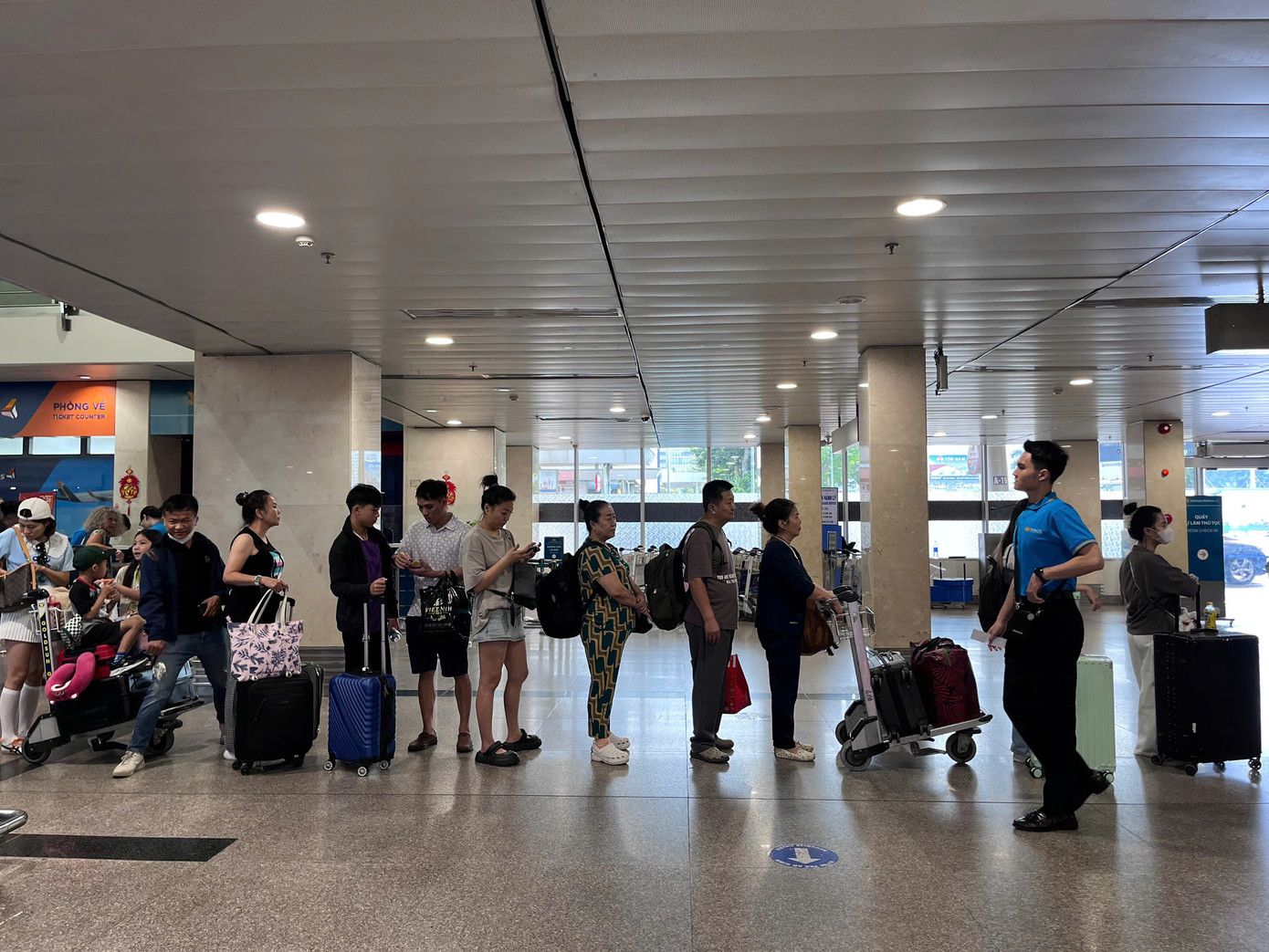 Trái với cảnh đông đúc ở các ga đến, ga đi trong nước của các hãng hàng không vắng vẻ trong những ngày nghỉ Tết. Trong ngày 1/2, dự kiến chỉ có hơn 32.000 lượt khách quốc nội đi từ sân bay Tân Sơn Nhất.