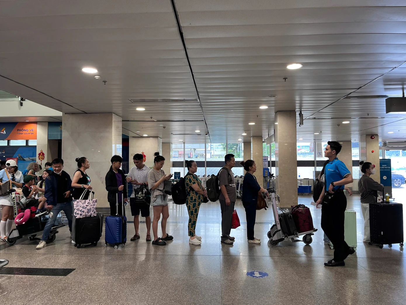 Trái với cảnh đông đúc ở các ga đến, ga đi trong nước của các hãng hàng không vắng vẻ trong những ngày nghỉ Tết. Trong ngày 1/2, dự kiến chỉ có hơn 32.000 lượt khách quốc nội đi từ sân bay Tân Sơn Nhất.