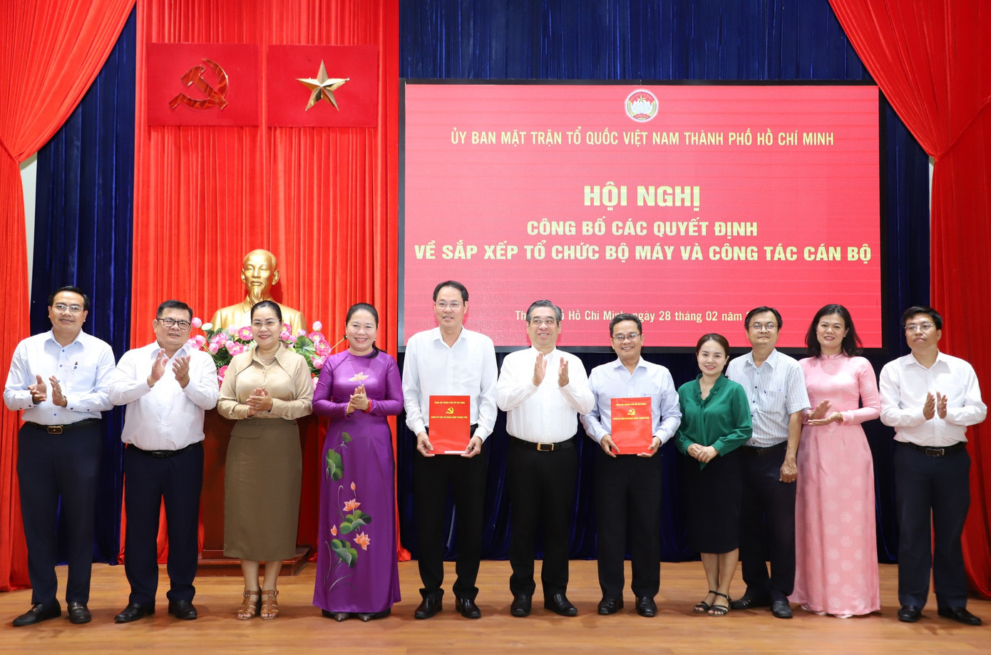 Phó Bí thư Thành ủy, Chủ tịch Ủy ban MTTQ Việt Nam TPHCM Nguyễn Phước Lộc trao quyết định thành lập Đảng ủy cơ quan Ủy ban MTTQ Việt Nam TPHCM. Ảnh: Ngô Tùng.